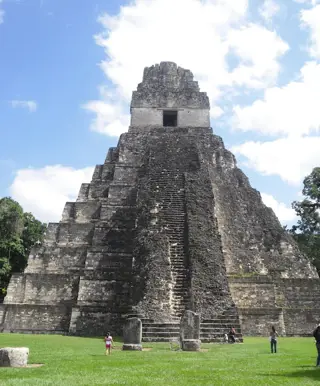 Im geheimnisvollen Tikal den Dschungel erwachen hören.